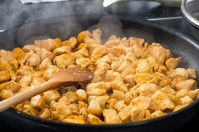 Pollo cocinado en sartén